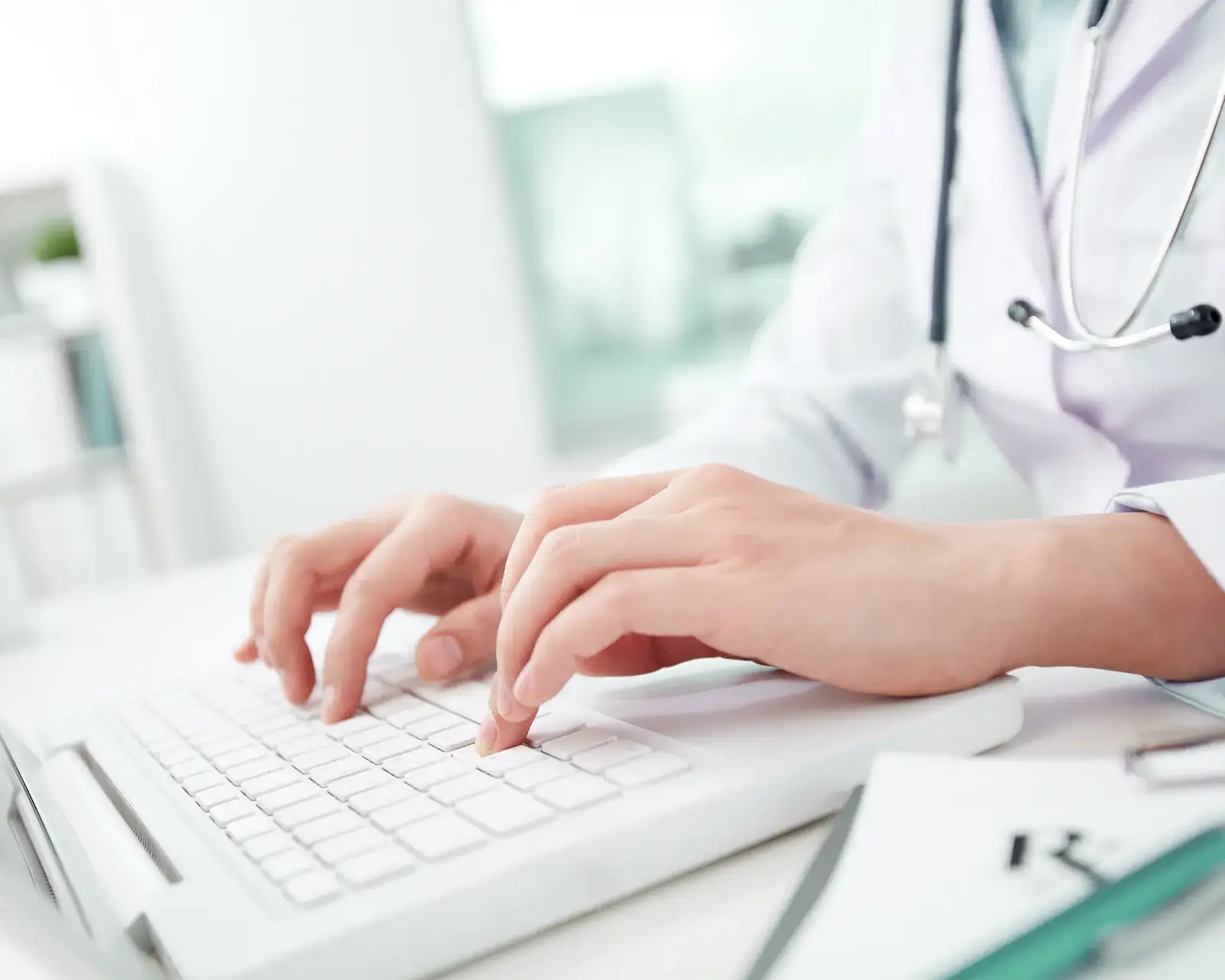 Medico al computer analizza i dati della metodologia BlueHyS med